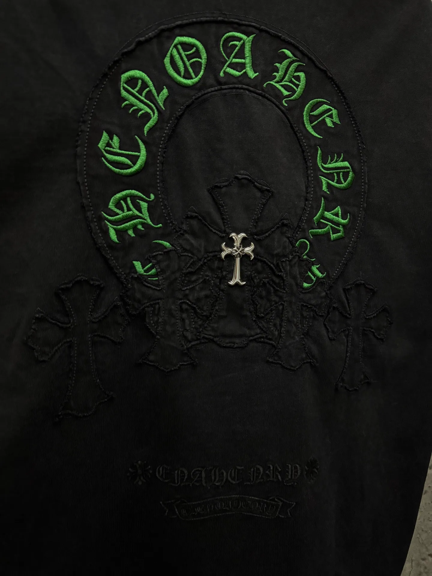 P240 top version, real shot without P, ​​different from market currency) 𝗖𝗵𝗿𝗼𝗺𝗲 𝗛𝗲𝗮𝗿𝘁𝘀/Croxin 2026 spring new original single counter American washed patch embroidered couple short sleeves 👑The highest version! Customized fabric 320 grams, washed and fried. Best-selling model at the counter. Very comfortable to wear. Accessories: Original molded and authenticated collar label➕100% silk wash label. Genuine purchase-grade original hangtag➕matching hanging rope➕3D hanging beads➕original packaging bag. Craftsmanship: The original version has consistent wiring! The highest version of the armhole matching technique! Color: Gray Black Size: S M L XL Style No.: 6601